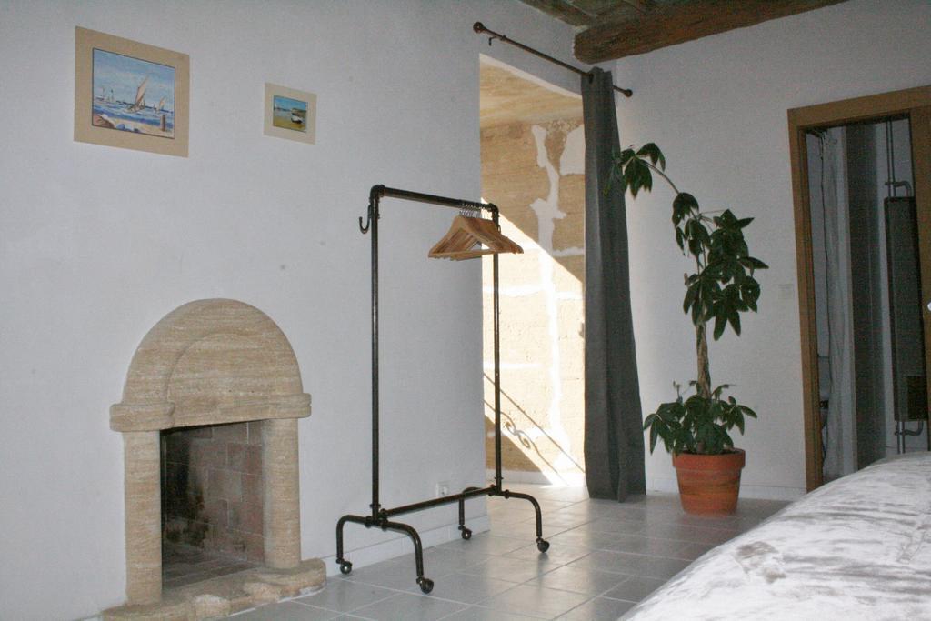 Guesthouse De Cambis B&B Remoulins Exterior foto