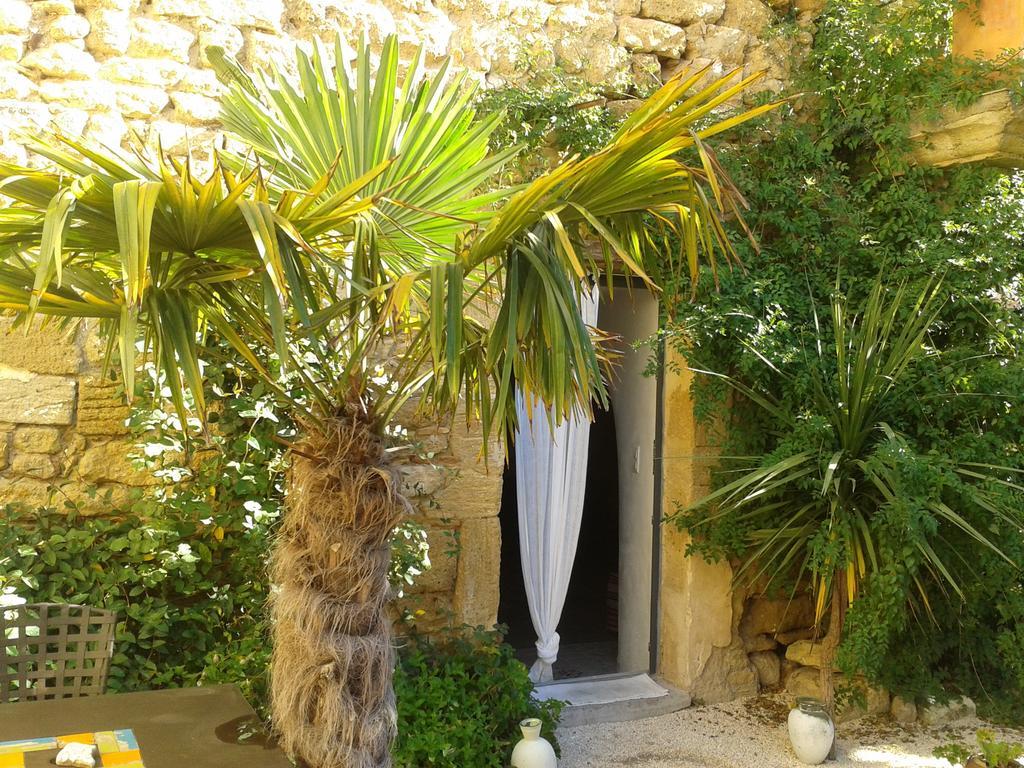 Guesthouse De Cambis B&B Remoulins Exterior foto